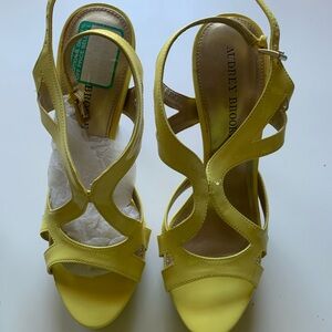 NIB Audrey Brooke Yellow Strappy Sandals. 5” Heel Size 7.5